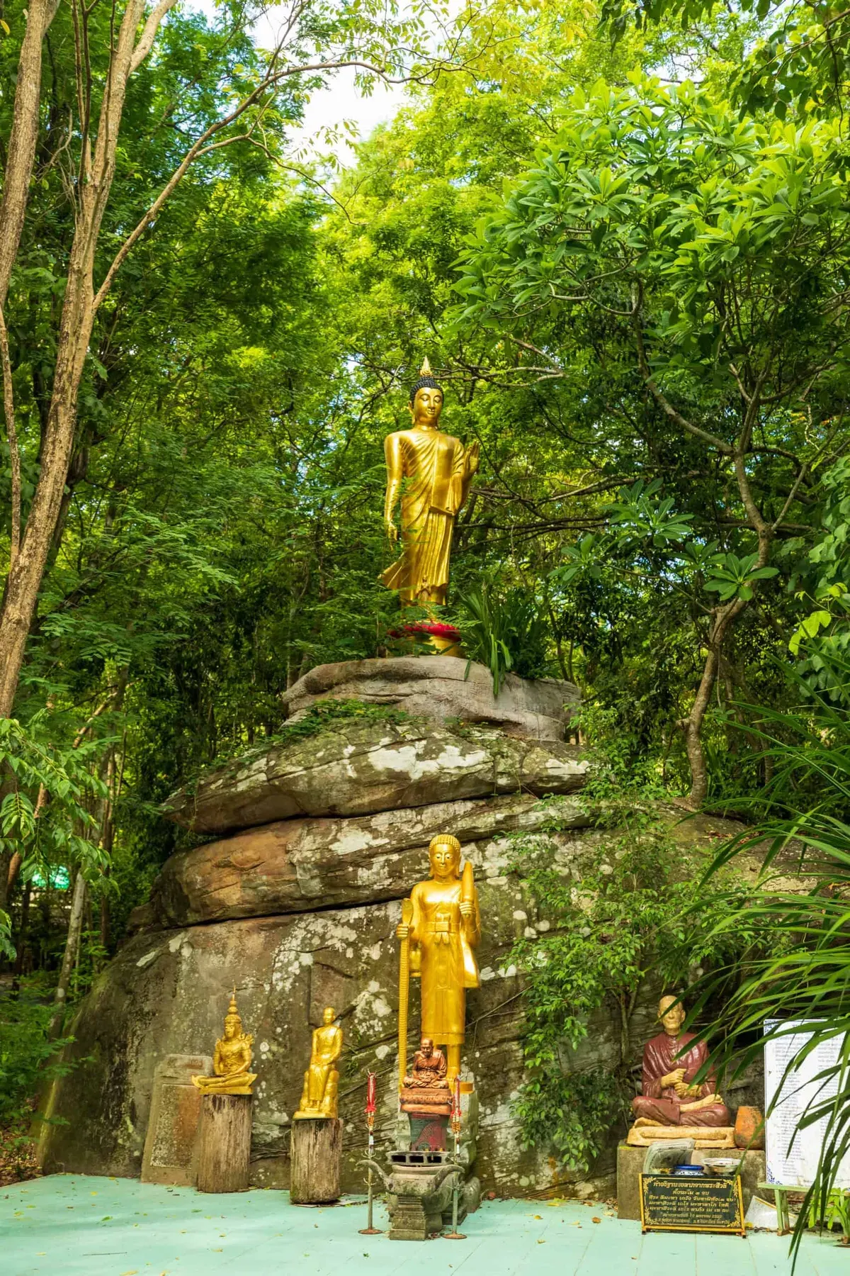 Wat Khao Chan Ngam (Wat Lertsuwat)