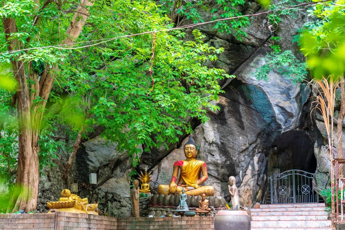Wat Khao Tham Prathun