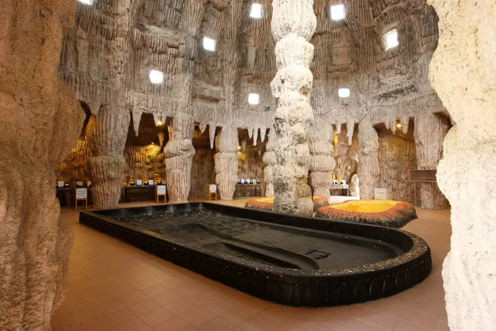 Wat Klai Kangwon (Khao Saraphatdi Si Charoen Tham)