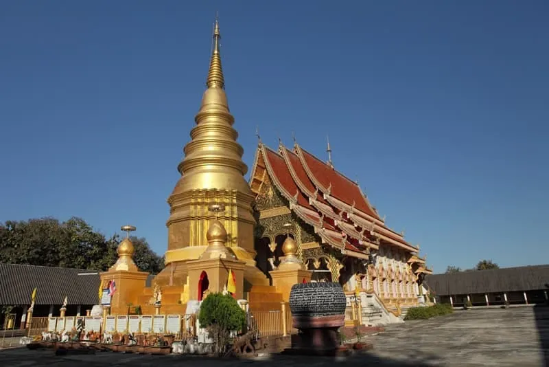 Wat Phra That Ha Duang