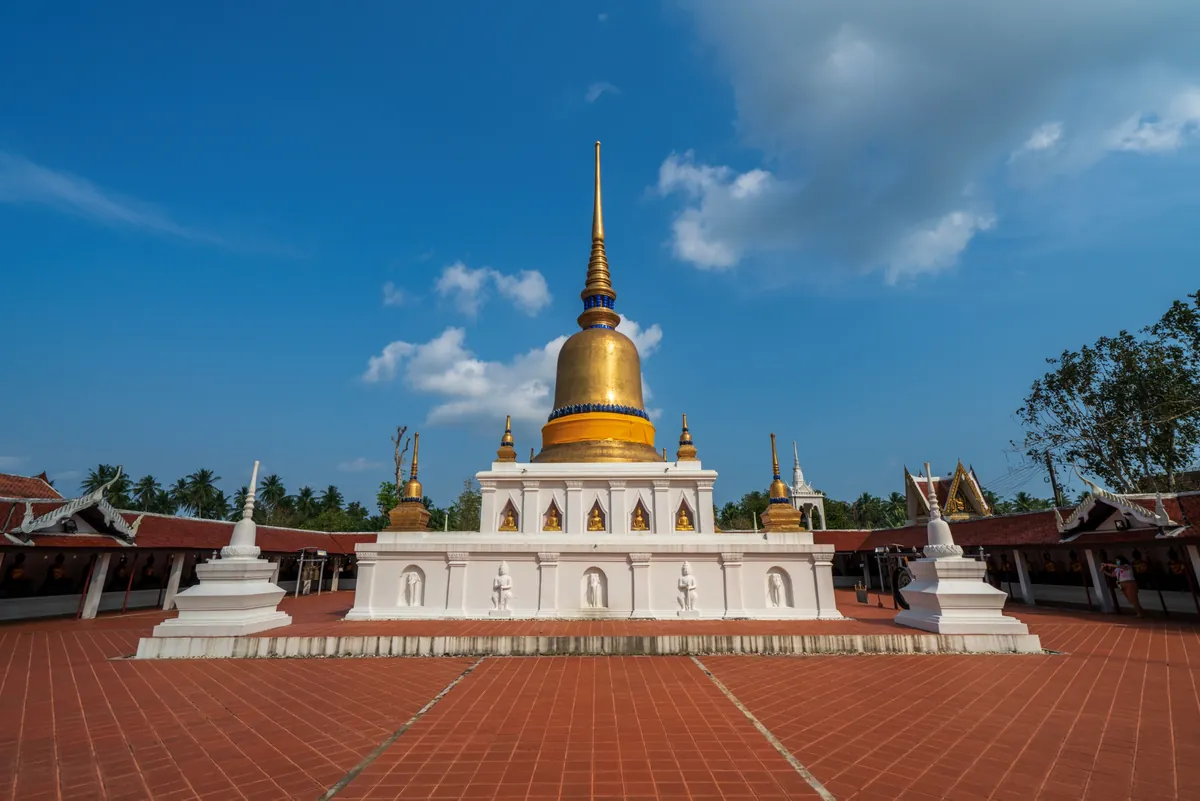 Wat Phrabarommathat Sawi — photo 3