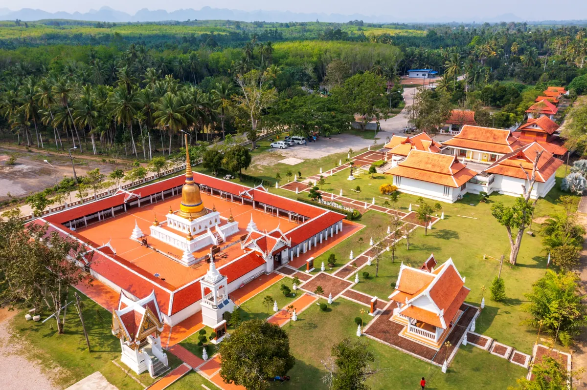 Wat Phrabarommathat Sawi — photo 2