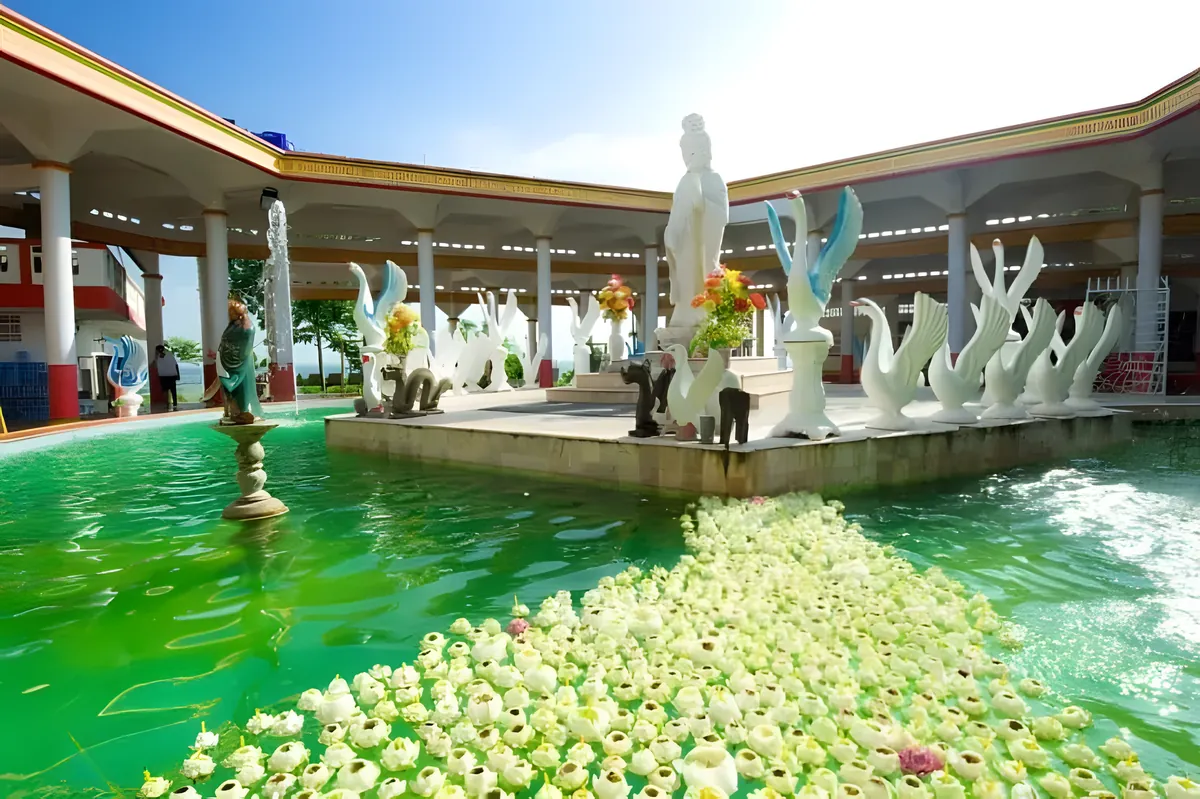 Wat Ratchakhiri Hiranyaram