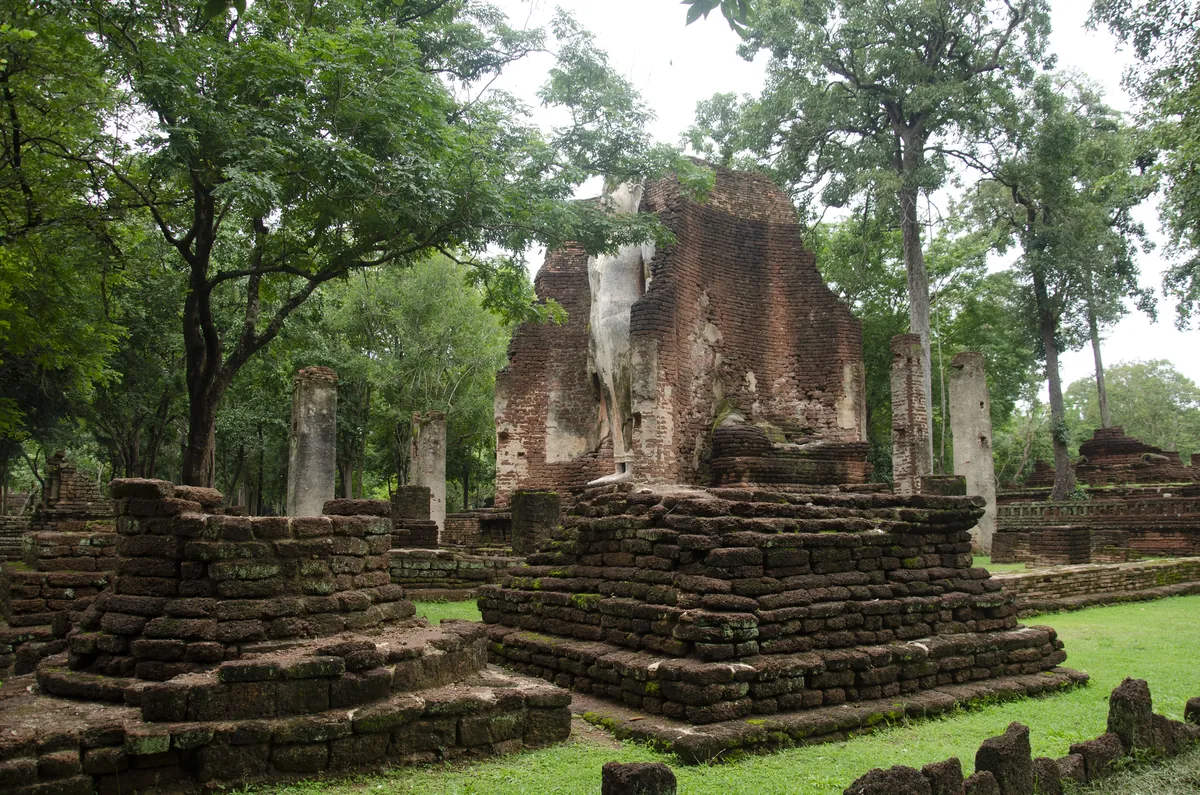 Wat Sanam Chai (Ancient Chedi Ruins)