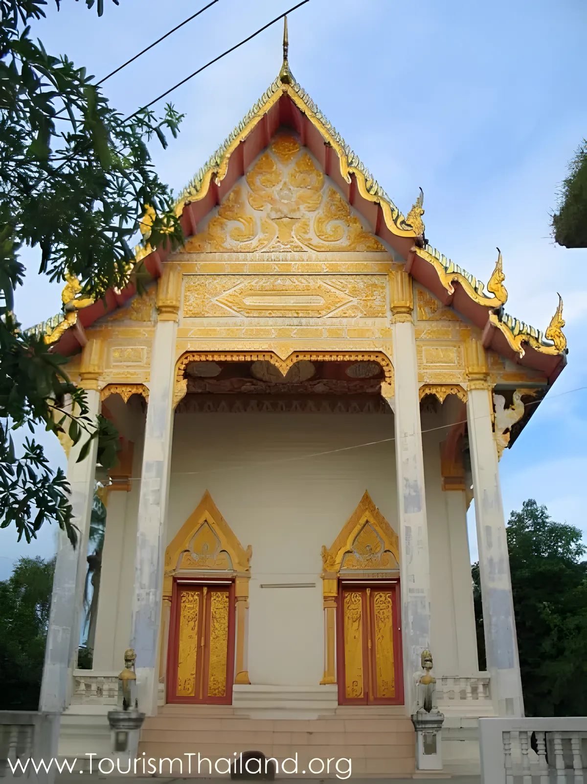 Wat Si Bun Rueang (Wat Nuea)