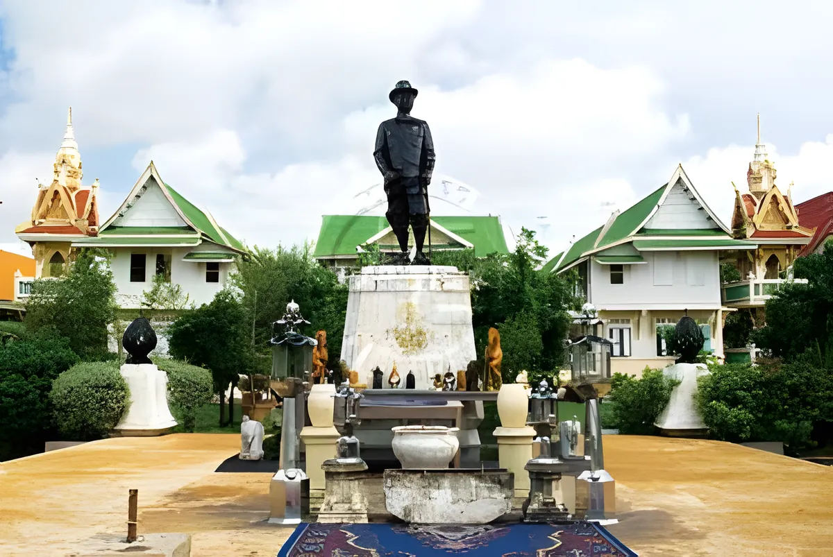Wat Suthiwat Wararam (Wat Chong Lom)
