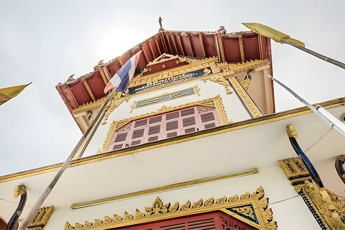 Wat Suwannaphum (Wat Klang or Wat Mai)