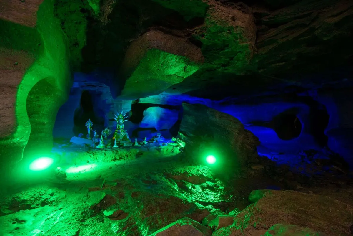 Wat Tham Si Mongkhon (Wat Tham Din Phiang)