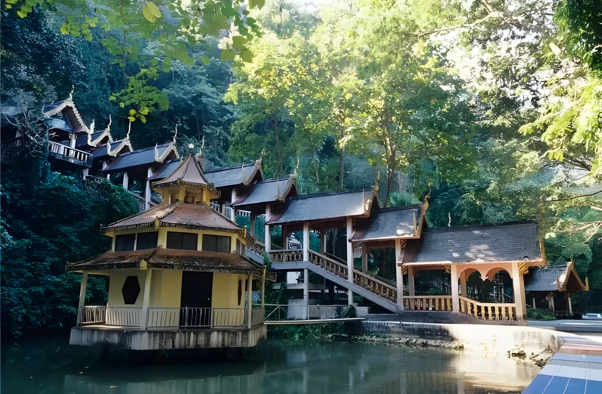 Wat Tham Tap Tao