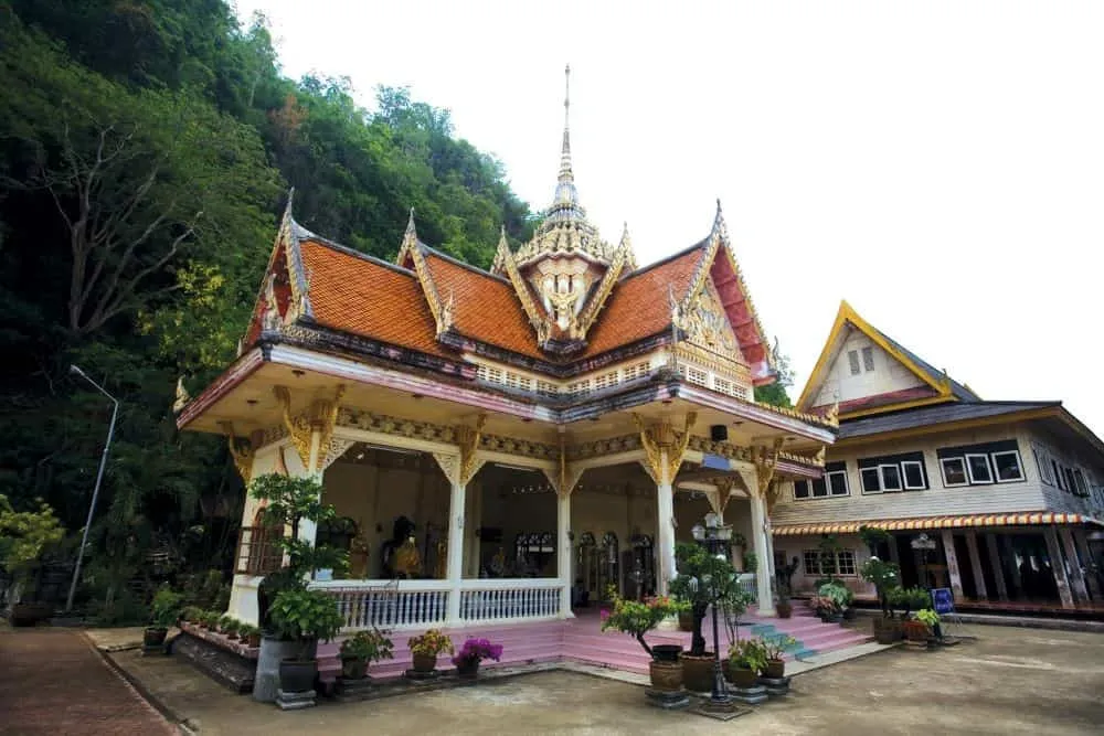 Wat Thep Charoen (Tham Rup Ro Cave)