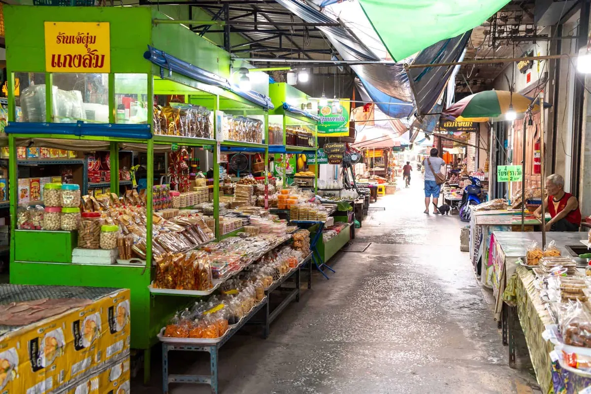 Wiset Chai Chan Old Market (San Chao Rong Thong Market)