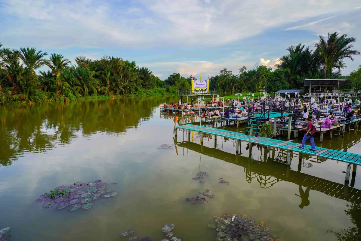 Ya Kang Khanom 100 Years Floating Market