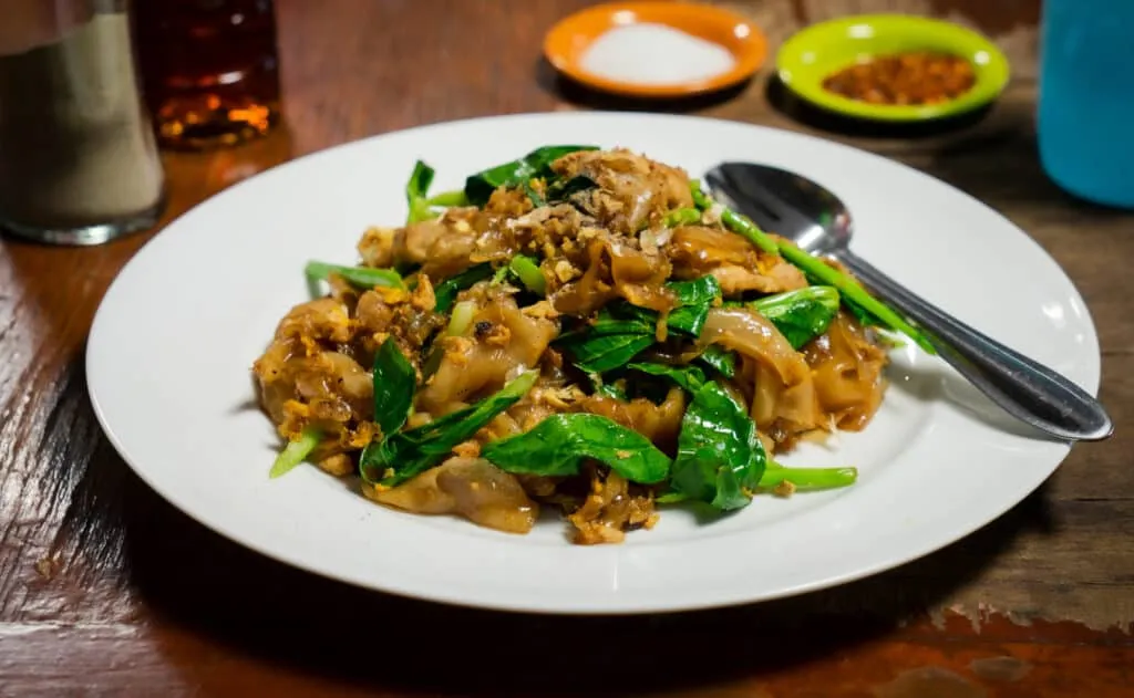Pad See Ew or Stir Fried Noodles in Soy Sauce ( ผัดซีอิ้ว)