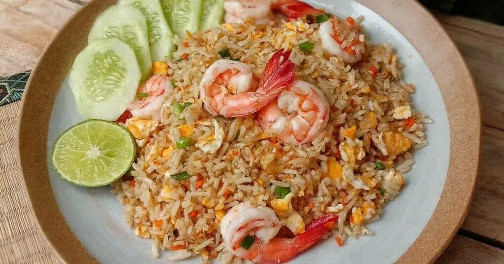 Khao Pad or Thai Fried Rice ( ข้าวผัด )