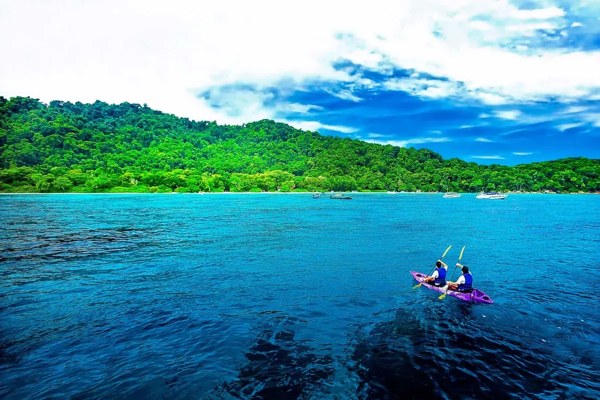 A quiet Thai island bay
