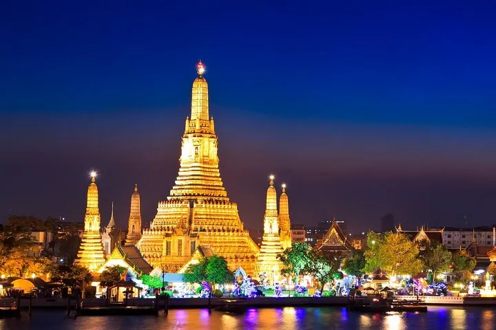 Bangkok: Night Bike Tour with Temples & Flower Market Visit — photo 3