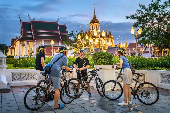 Bangkok: Night Bike Tour with Temples & Flower Market Visit — photo 4