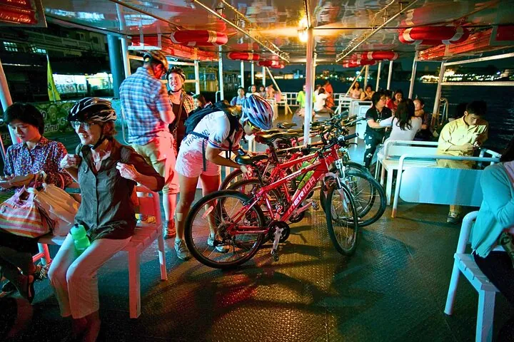 Bangkok: Night Bike Tour with Temples & Flower Market Visit — photo 5
