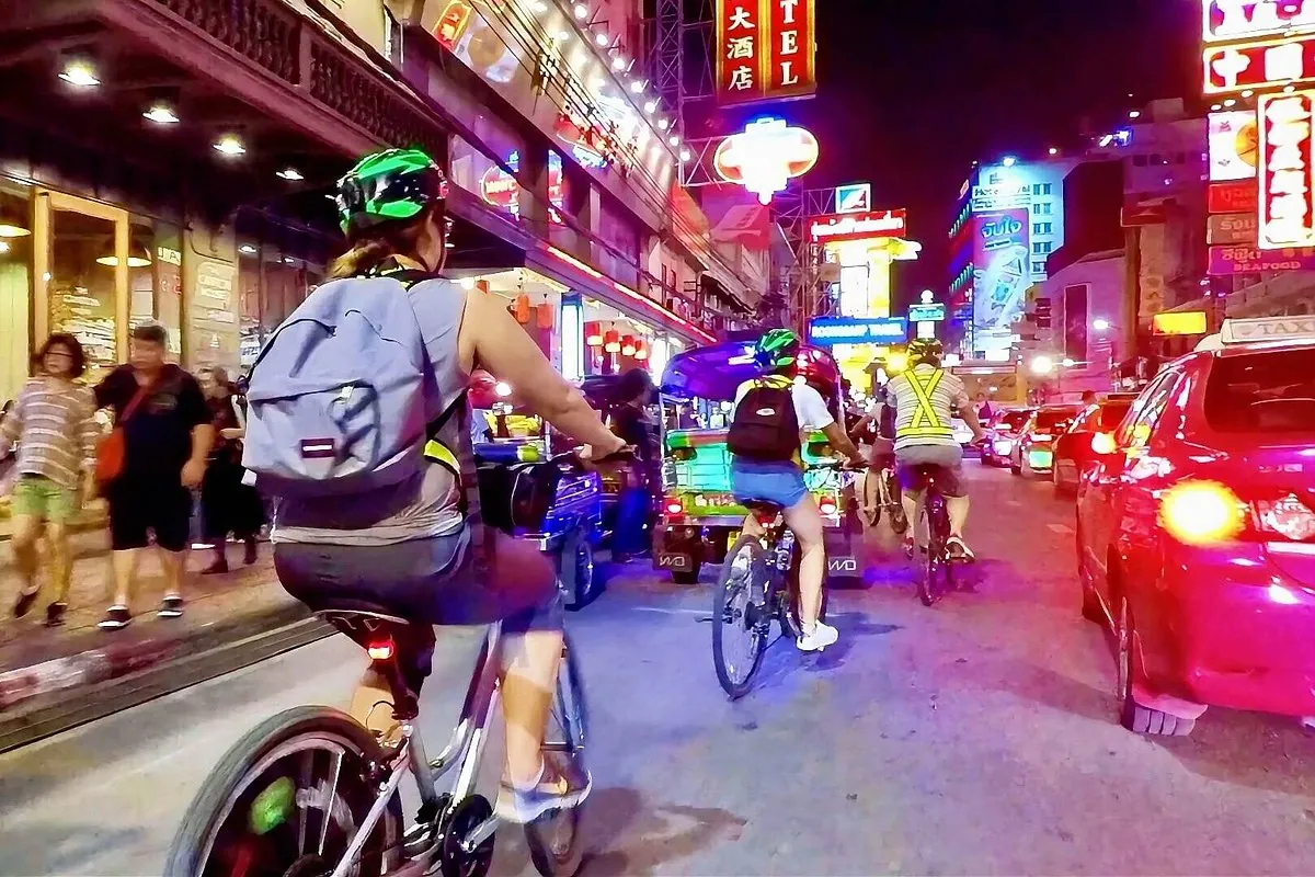 Bangkok: Night Bike Tour with Temples & Flower Market Visit