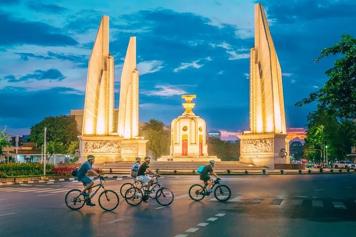 Bangkok: Night Bike Tour with Temples & Flower Market Visit