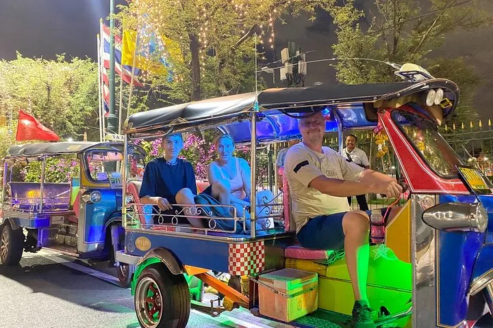 Bangkok Night Tour: Food, Temple & Tuk Tuk — photo 3