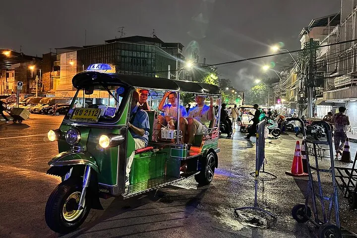 Bangkok Night Tour: Food, Temple & Tuk Tuk — photo 4