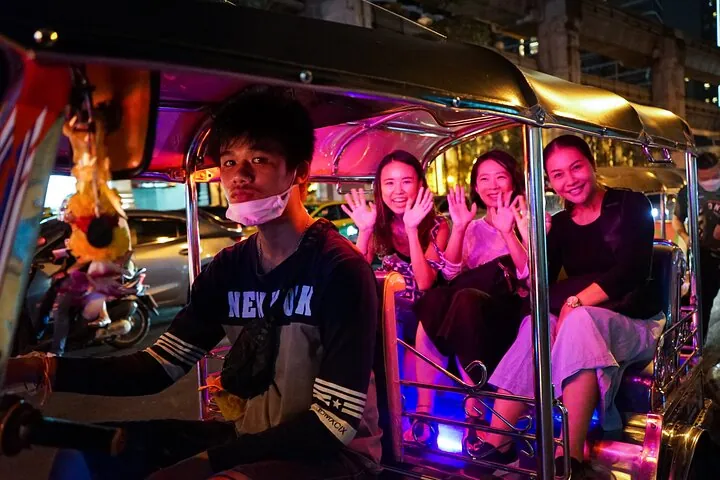 Bangkok Tuk Tuk Night Tour with food & drinks in Siam & Silom