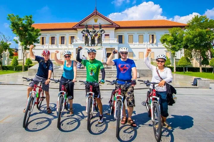 Chiang Mai: Private Historic Old City Bike Tour - Night