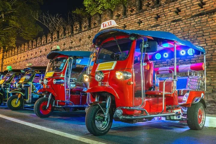 Chiang Mai Temples and Market Tuk Tuk Night Tour — photo 2