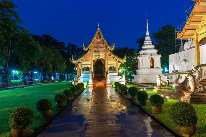 Chiang Mai Temples and Market Tuk Tuk Night Tour — photo 4