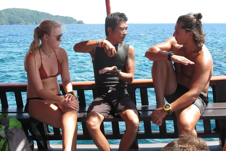 briefing before scuba diving koh chang