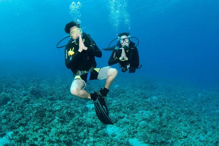 peaceful divers on koh chang