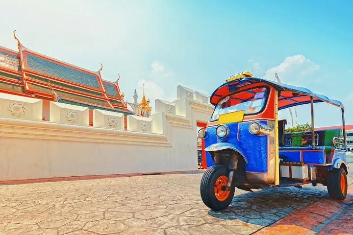 Experience Bangkok with typical Thai tuk-tuk — photo 2