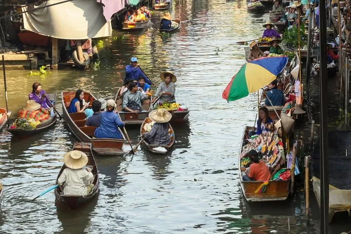 Damnoensaduak Floating market