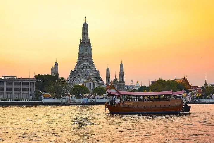 Manohra passing Wat Arun