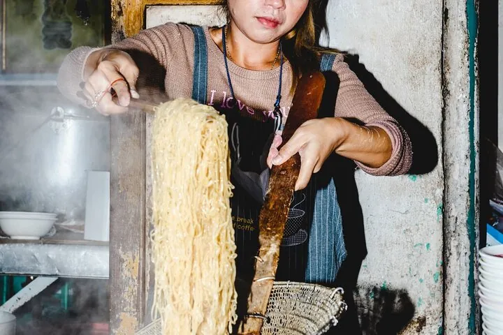Feast of 15+ tastings along the backstreets and markets of old Bangkok