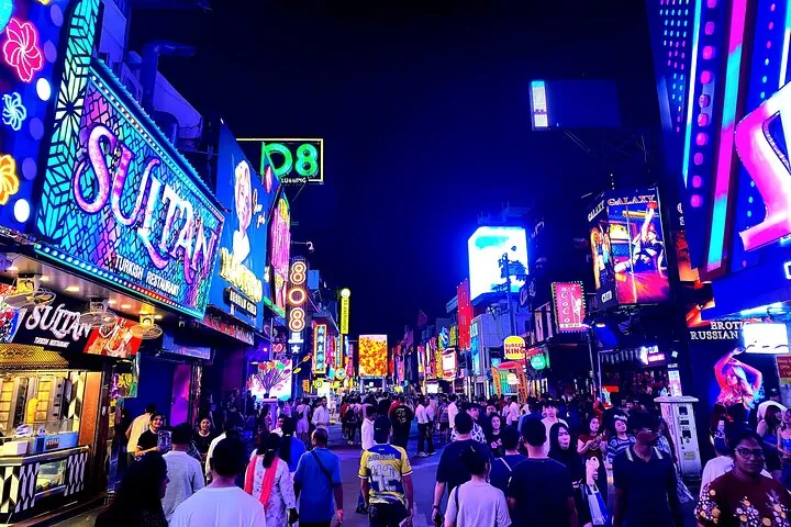 Pattaya Nightlife Tour: Walking Street and Club Crawl