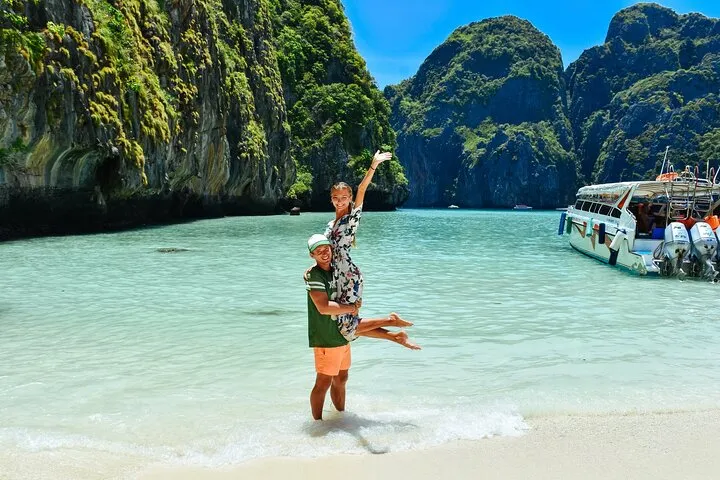 Phi Phi Islands Speedboat Day Trip from Phuket with Lunch