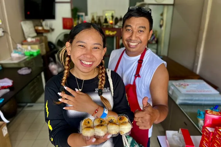 Phuket Old Town Food Tour with 10+ Locals’ Favorites Tastings