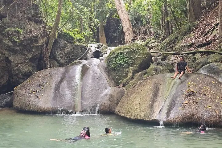 Private Tour to Erawan Waterfall and Boat Tour in Kanchanaburi — photo 4
