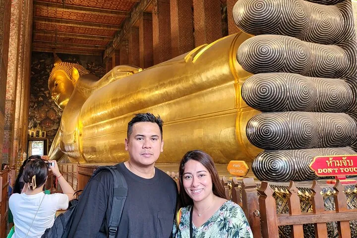 Victoria and her husband at a perfect spot to take photo with the Reclining Buddha Image.