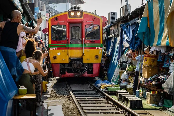 Private Tour to Railway Market Floating Market and Ayutthaya — photo 2