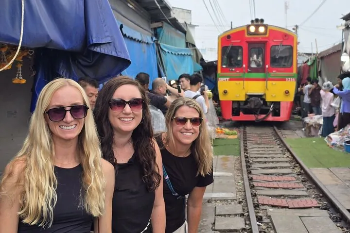Private Tour to Railway Market Floating Market and Ayutthaya — photo 3