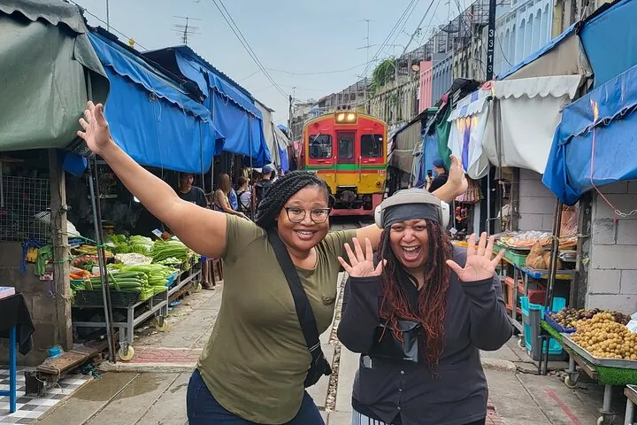 Private Tour to Railway Market Floating Market and Ayutthaya — photo 5