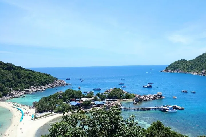 Hike up to the viewpoint of Koh Nangyuan