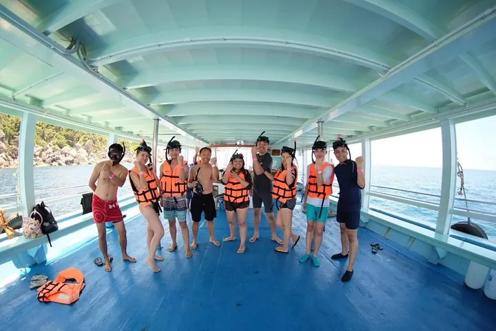 Cruise onboard the Oxygen to Koh Nangyuan and to the east bays of Koh Tao