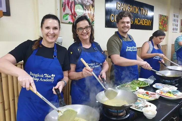 Thai Cooking Class Bangkok: Choose 5 Dishes + Market Tour — photo 2
